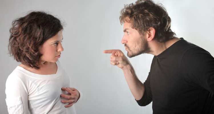 psyxologiki-via-zeugari-morfes-pairnei-rolos-thiti-thimatos-750x400